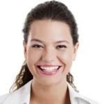 Emprendedora de creaciones bella satisfecha con el diseño de su página web profesional